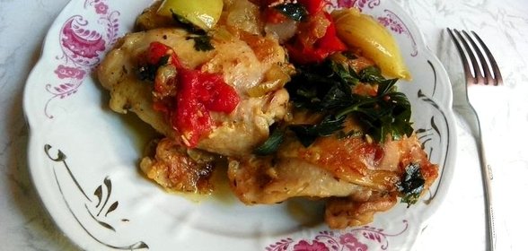 Куриные окорочка с помидорами и яблоками