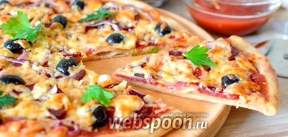 Пицца с колбасой и сыром