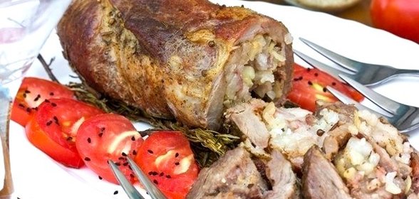 Мясной рулет с салом, запечённый на веточках розмарина