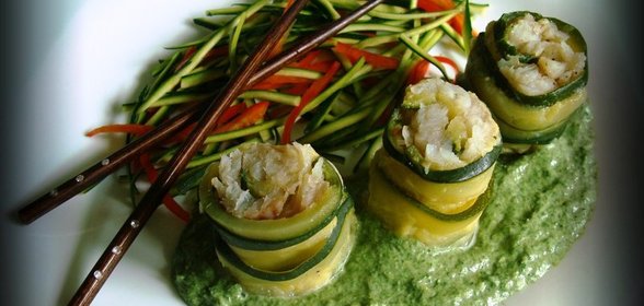 Рулетики из цукини с белой рыбой и соусом