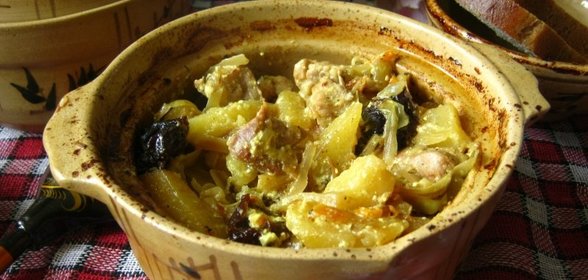 Жаркое из свинины в горшочках