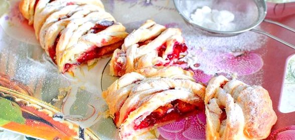 Пирог со сливами из слоёного теста