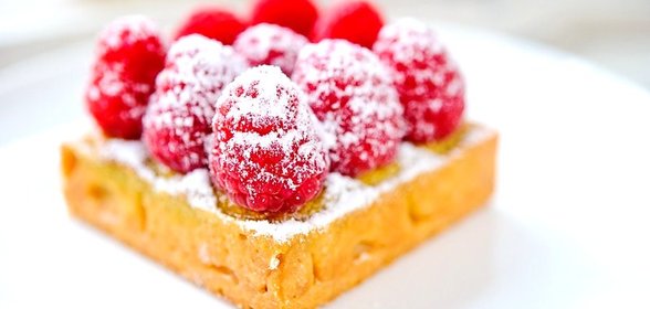 Тарталетка с малиной и фисташковым фланом