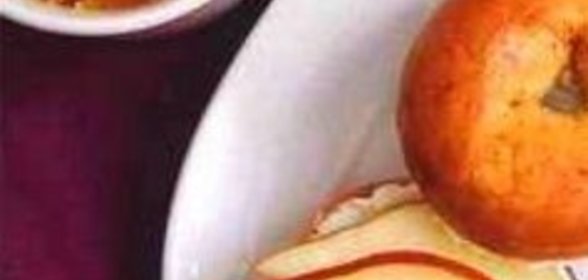 Булочка с сыром, грушей, медом и орехами