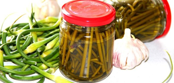 Маринованные стрелки чеснока
