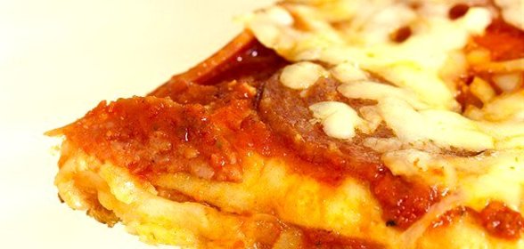 Пицца с итальянскими сосисками, радиккьо и моцареллой