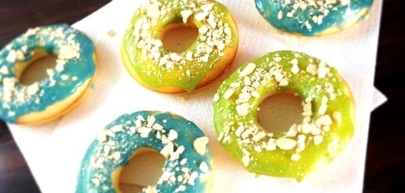 Американские пончики с шоколадной глазурью