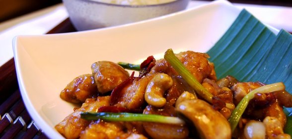 Острая курица с кешью и шампиньонами