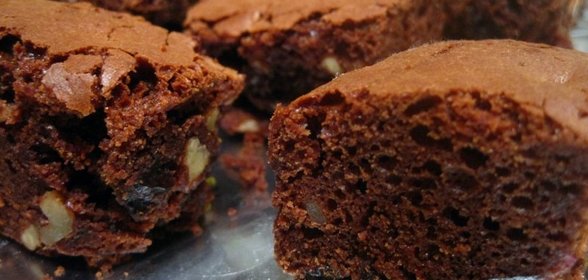 Брауни шоко с захмелевшим черносливом и грецкими орехами