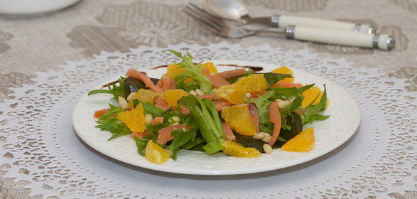 Цитрусовый салат с лососем