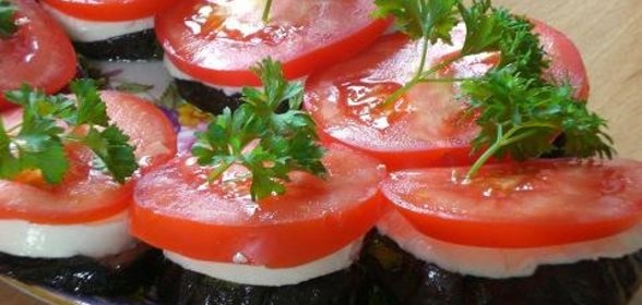 Закуска полосатая ( баклажаны с моццарелой и помидорами)