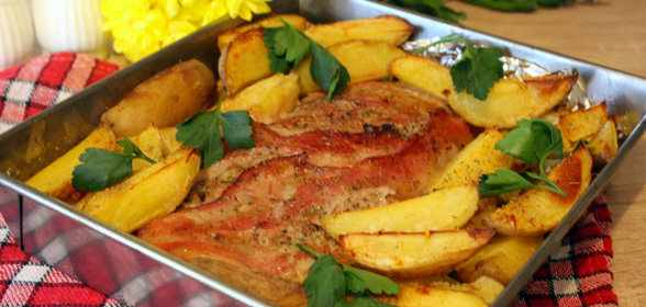 Мясной рулет с яйцом и зеленью и ароматным картофелем