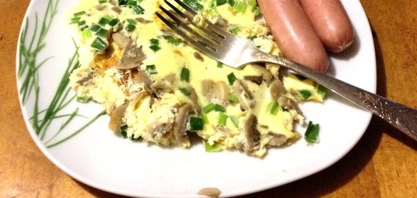 Омлет с шампиньонами и зеленым луком