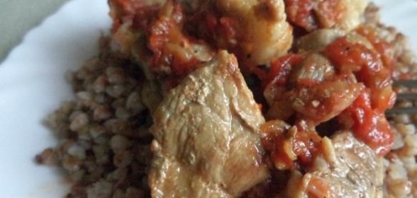 Свиные ребрышки, тушенные в томатно-луковом соусе