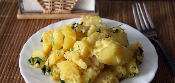 Картофель тушеный в молоке с сыром и зеленью