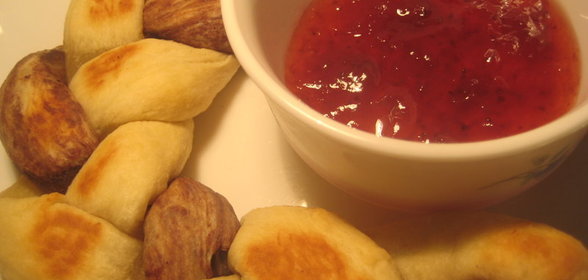 Косичка с какао и клубничным джемом