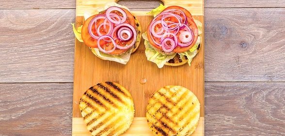 Бургер с тунцом, луком и помидором