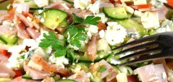 Салат из творога с ветчиной и овощами