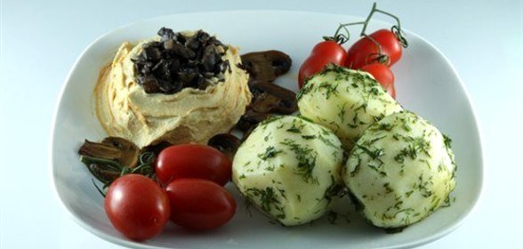 Обед из картофеля с грибами и овощными рулетами