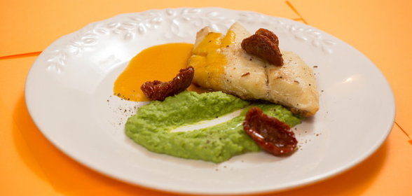 Филе палтуса с пюре из зеленого горошка