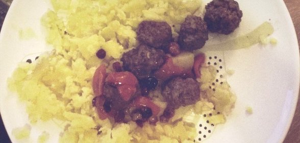 Фрикадельки в клюквенно-медовом соусе в духовке