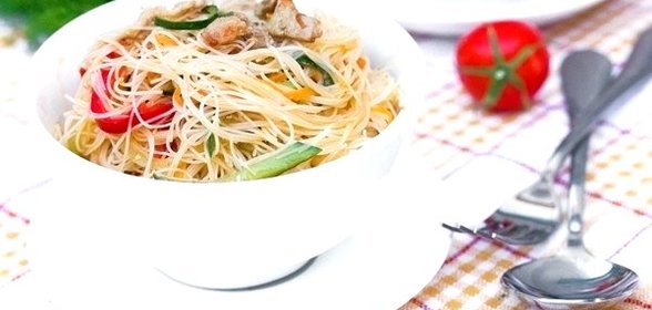 Фунчоза с овощами и свининой