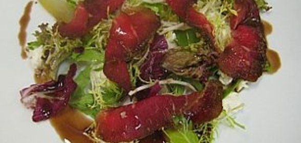 Салат из бастурмы с грушей и сыром Моцарелла