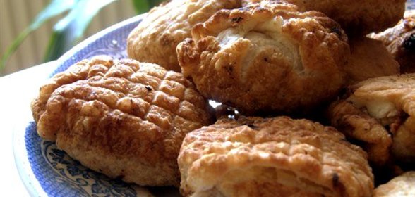 Слоеные пирожки с орехами и фасолью