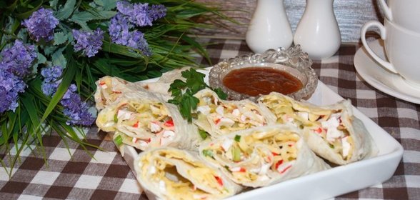 Лаваш с крабовыми палочками и огурцом