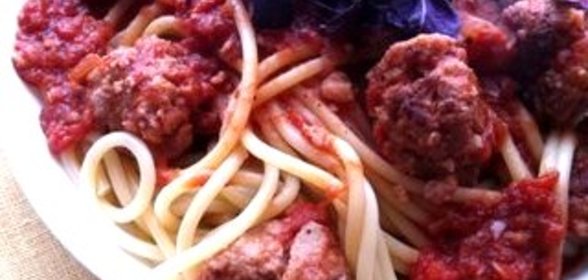 Спагетти болоньезе с тефтелями