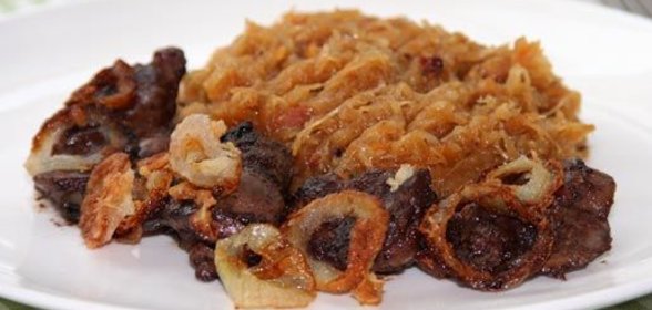 Куриная печенка с тушеной капустой