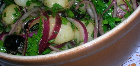 Марокканский картофельный салат с маслинами