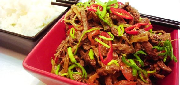 Острая говядина с луком-пореем и перцами