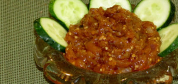 Хек, тушенный с маслинами и квашеной капустой