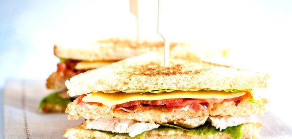 Сэндвич с беконом, сыром и свежими овощами