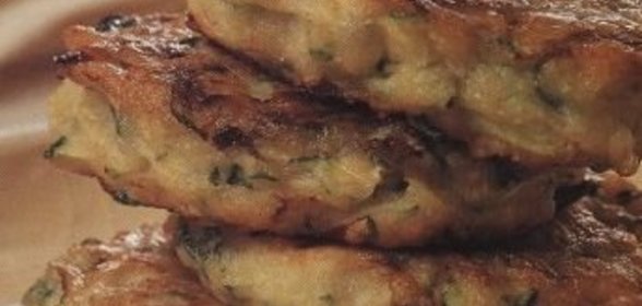 Котлеты из кабачков с острым луковым соусом