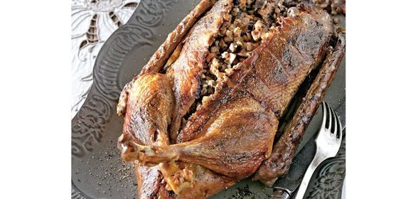 Гусь, фаршированный гречневой кашей и белыми грибами