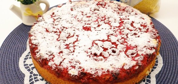 Пшенная запеканка с миндалем и малиной