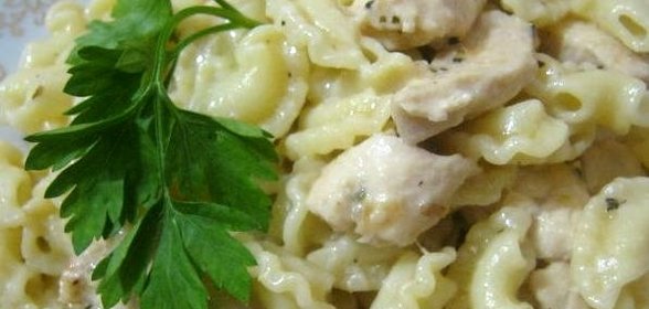 Паста c куриной грудкой под сливочным соусом
