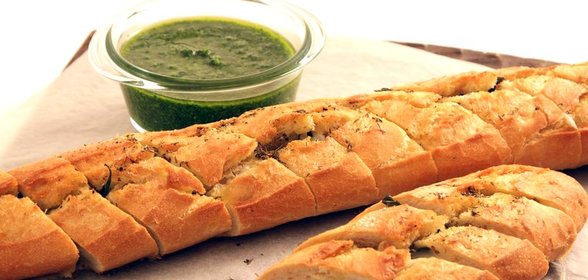 Багет с моцареллой и песто