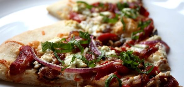 Пицца с луком и колбасой