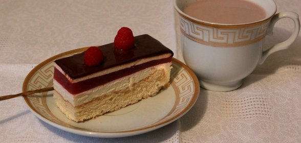 Бисквитные пирожные со сливочным кремом и малиновым желе