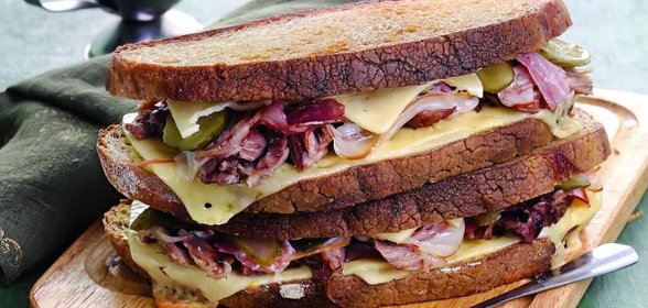 Сэндвичи с рулькой, сыром и ветчиной