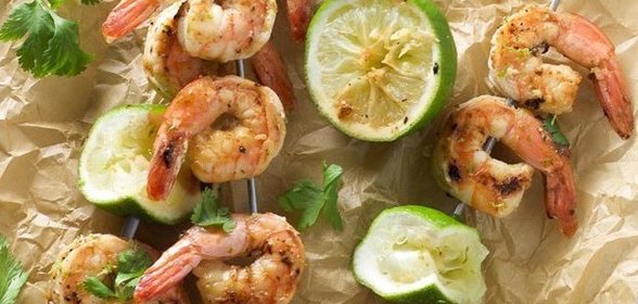 Креветки на гриле с кинзой, лаймом и арахисом