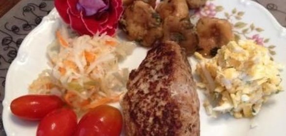 Зразы из смешанного фарша с сыром и яйцом