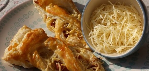 Слойки с сыром и ветчиной