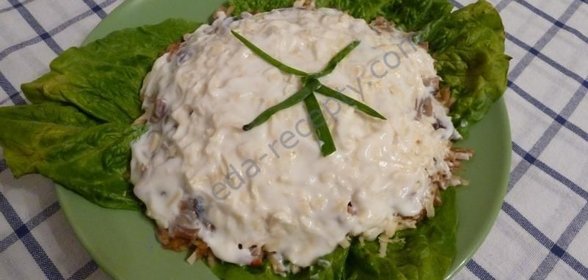 Салат с солеными грибами и сыром