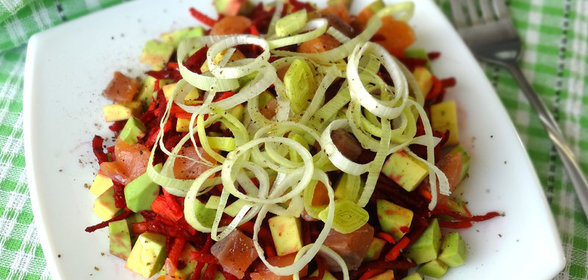 Полезный салат из сырой свеклы, форели и авокадо