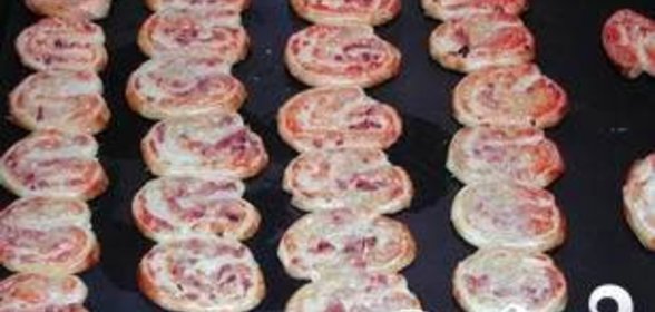 Рулетики с сыром и беконом