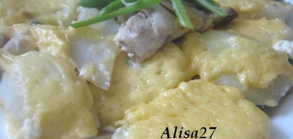 Скумбрия запеченная с картофелем,шампиньонами и сыром в мультиварке